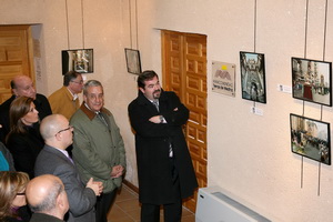 Manolo Guallart, autor de la exposición fotográfica junto con varios asistentes a las "Jornadas Vicentinas"